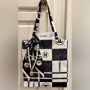 🤍🖤 NWT CHANEL BEAUTE VIP Black and White Logo Check Canvas Tote ~ Snap Closure